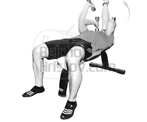 Трицепсово разгъване с дъмбели